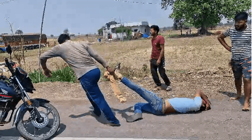लुटेरे के पैर बांधे, घसीटा और मारे लात-घूंसे, रीवा में महिला की चेन छीन कर भाग रहे थे दो बदमाश 1 The robber's legs were tied, he was dragged and he was kicked and punched. Two miscreants were running away after snatching a woman's chain in Rewa, Rewa, Kalluram News, Today Updates, Crime