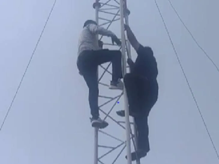 भोपाल में अधूरे आवास पर फूटा गुस्सा, नगर निगम कमिश्नर चैंबर के बाहर बजाए ढोल-नगाड़े, टॉवर पर चढ़े लोग 3 Anger erupted over incomplete housing in Bhopal, drums were played outside the Municipal Corporation Commissioner Chamber, people climbed the tower, Bhopal, Bhopal Nagar Nigam, Kalluram News, Today Upates, PMAY Bhopal, Bhopal