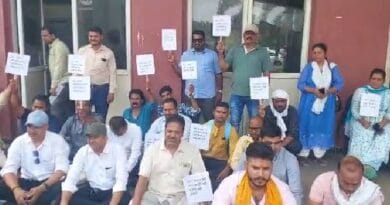 Anger erupted over incomplete housing in Bhopal, drums were played outside the Municipal Corporation Commissioner Chamber, people climbed the tower, Bhopal, Bhopal Nagar Nigam, Kalluram News, Today Upates, PMAY Bhopal, Bhopal