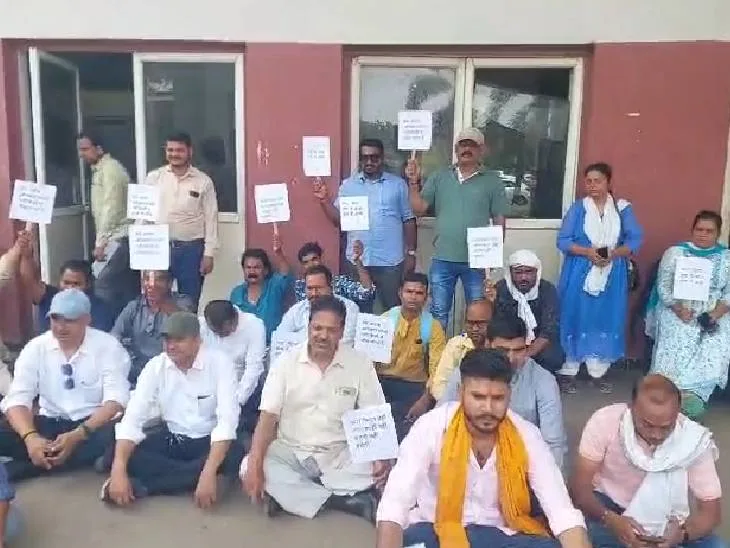 Anger erupted over incomplete housing in Bhopal, drums were played outside the Municipal Corporation Commissioner Chamber, people climbed the tower, Bhopal, Bhopal Nagar Nigam, Kalluram News, Today Upates, PMAY Bhopal, Bhopal