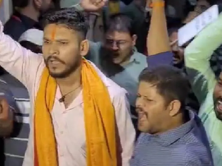 भोपाल में अधूरे आवास पर फूटा गुस्सा, नगर निगम कमिश्नर चैंबर के बाहर बजाए ढोल-नगाड़े, टॉवर पर चढ़े लोग 2 Anger erupted over incomplete housing in Bhopal, drums were played outside the Municipal Corporation Commissioner Chamber, people climbed the tower, Bhopal, Bhopal Nagar Nigam, Kalluram News, Today Upates, PMAY Bhopal, Bhopal