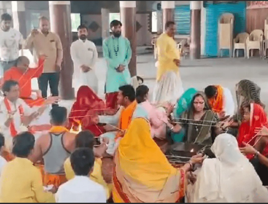 इंदौर में 35 लोगों ने अपनाया हिंदू धर्म, विहिप ने कहा- खजराना मंदिर में हुई घर वापसी; अफसर बोले- जानकारी नहीं 1 35 people adopted Hinduism in Indore, VHP said - homecoming took place in Khajrana temple; Officer said – no information, Indore, Kalluram News, Change Hinduasim, Today Updates, Indore