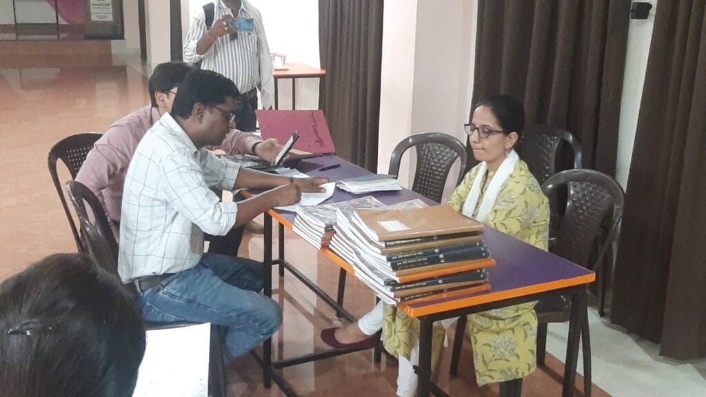 जबलपुर में प्राइवेट स्कूल ने गुपचुप जमा कराई महंगी किताबें, पैरेंट्स को मैसेज कर बुलाया; SDM बोले- यह सबूतों से छेड़छाड़ 1 Private school in Jabalpur secretly deposited expensive books, called parents by message; SDM said- this is tampering with evidence, Jabalpur, KAlluram News, Today Updates, Jabalpur Stemfield School Controversy, Hindi Grammar Book