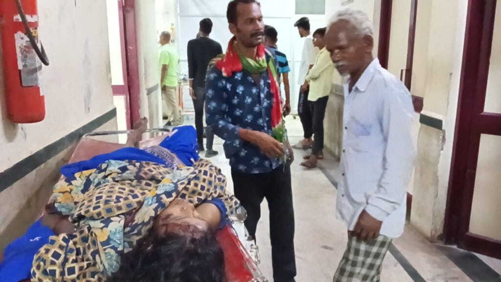 जबलपुर में रॉड से पीट-पीटकर पत्नी की हत्या, पति ने की खुदकुशी की कोशिश, लोगों ने रोका, तो धक्का देकर भागा 1 Wife murdered by beating her with a rod in Jabalpur, husband tried to commit suicide, when people stopped him, he pushed him and ran away, Jablpur, Kalluram News, Murder, Crime, MP News