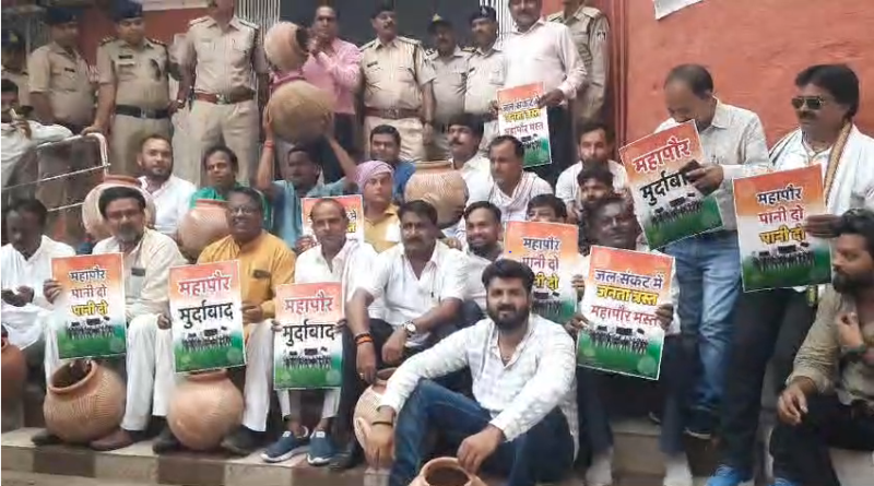 Sloganeering with empty pots in front of Mayor's office in Jabalpur, demonstration of Congress councilors on drinking water crisis, Kalluram News, Today Updates, Jabalpur, Congress News