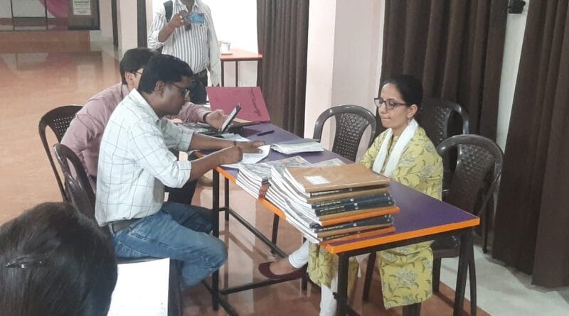 Private school in Jabalpur secretly deposited expensive books, called parents by message; SDM said- this is tampering with evidence, Jabalpur, KAlluram News, Today Updates, Jabalpur Stemfield School Controversy, Hindi Grammar Book