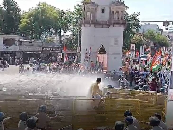 युवा कांग्रेस कार्यकर्ताओं को वाॅटर कैनन से खदेड़ा, हल्के बल का प्रयोग; नीट एग्जाम-नर्सिंग घोटाले के विरोध में प्रदर्शन 1 Youth Congress workers were chased away with water cannon, use of mild force; Demonstration against NEET exam-nursing scam, Jabalpur, Kalluram News, Today Updates, Congress News