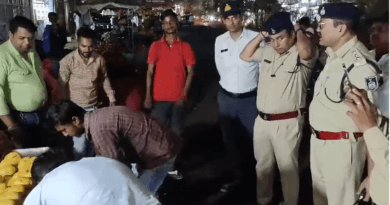 जबलपुर में छोटी लाइन चौराहे पर सब्जी-फल दुकानें हटवाईं, कई दुकानदारों का काटा चालान 2 Vegetable and fruit shops removed from small line intersection in Jabalpur, challan issued to many shopkeepers, Jabalpur, Kalluram News, Today Updates, Jabalpur Police Action