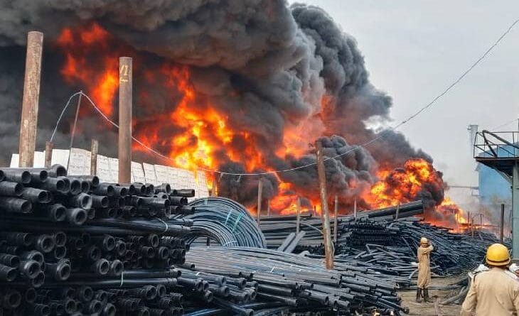 Fire breaks out in pipe factory in Pithampur, smoke visible from 10 kilometers away; More than 15 firefighters were involved in extinguishing the fire, Dhar, Dhar Fire, Factory Fire, Kalluram News, Today Happening, Mp News