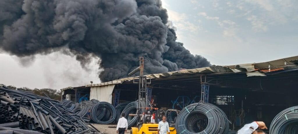 पीथमपुर में पाइप फैक्ट्री में लगी आग, 10 किलोमीटर दूर से दिख रहा धुआं; 15 से ज्यादा दमकलें बुझाने में जुटीं 2 Fire breaks out in pipe factory in Pithampur, smoke visible from 10 kilometers away; More than 15 firefighters were involved in extinguishing the fire, Dhar, Dhar Fire, Factory Fire, Kalluram News, Today Happening, Mp News