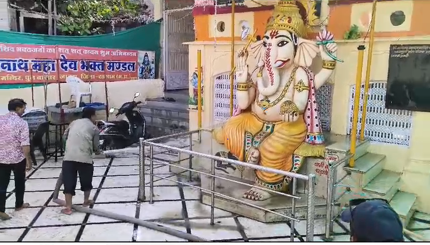 Ruckus after throwing cow's head in the temple in Ratlam, police station surrounded, police released tear gas shells; Demolished the houses of the accused, Ratlam, Kalluram News, Today Updates, MP News, Rukus In Ratlam