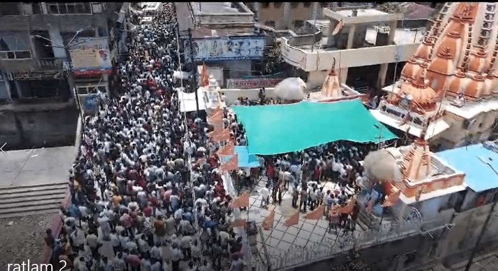 रतलाम के जिस मंदिर में गोवंश का सिर फेंका, वहां महाआरती, कहा- असली षड्यंत्रकारी को सामने लाए 2 Maha Aarti was performed in the temple of Ratlam where the cow's head was thrown, said - bring the real conspirator forward, Ratlam, Kalluram News, Today Updates