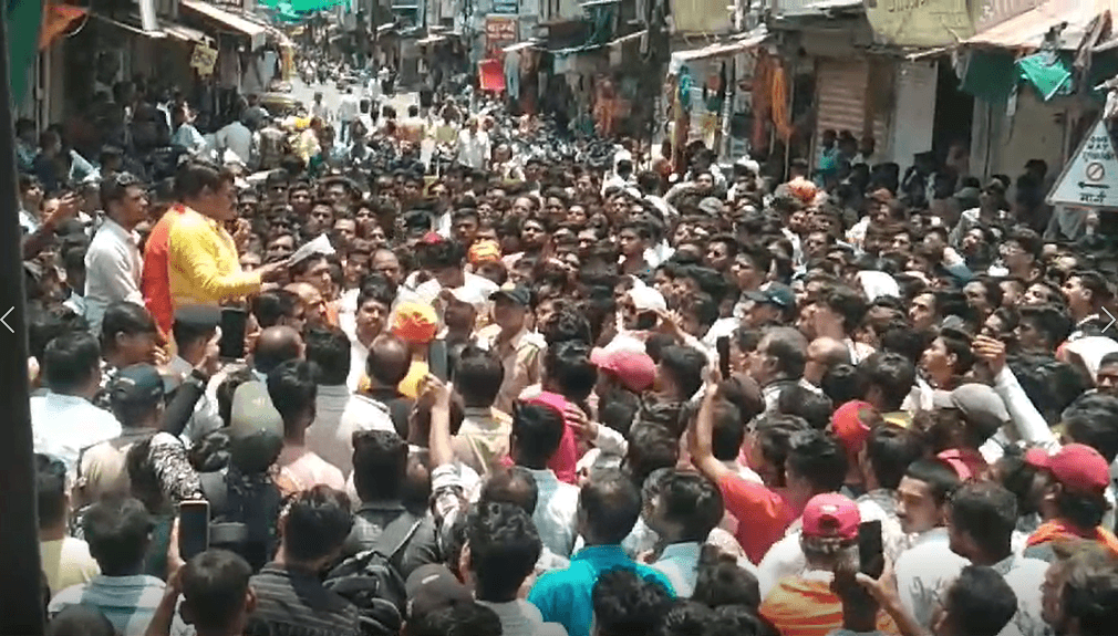 रतलाम के जिस मंदिर में गोवंश का सिर फेंका, वहां महाआरती, कहा- असली षड्यंत्रकारी को सामने लाए 1 Maha Aarti was performed in the temple of Ratlam where the cow's head was thrown, said - bring the real conspirator forward, Ratlam, Kalluram News, Today Updates