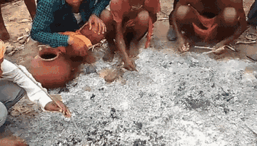 रीवा में चिता की राख में तलाशे हत्या के सबूत: चावल से कंकड़ की तरह ढूंढी गोली की मेटर, चुंबक का भी लिया सहारा 3 Evidence of murder was searched in the ashes of the funeral pyre in Rewa: The bullet's mat was found like a pebble from rice, even took the help of a magnet, Kalluram News, Today Updates, Rewa, Crime