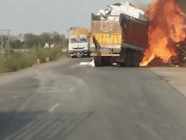 रीवा में चार लोग जिंदा जले, दो ट्रकों की टक्कर के बाद लगी आग 1 Fire broke out after collision of two trucks in Rewa, 4 people died due to burning alive, Kalluram News, Today Updates, Rewa, Accident