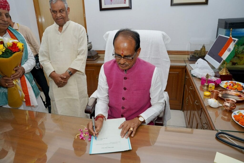 शिवराज-सिंधिया ने मंत्रालय में संभाला कार्यभार, केंद्रीय मंत्री चौहान बोले- किसानों के सपने पूरे करूंगा 1 Shivraj-Scindia took charge in the ministry, Union Minister Chauhan said - I will fulfill the dreams of farmers, Kalluram News, Poitical News, Politics, Today News, Today Happening
