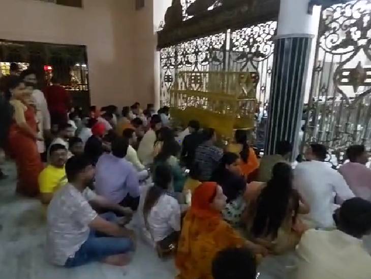 महाकाल मंदिर में पहली बार टूटी परंपरा, पट खुलने के पहले नंदी हॉल में श्रद्धालुओं को बैठाया, जांच होगी 1 Tradition broken for the first time in Mahakal Temple, devotees were made to sit in Nandi Hall before opening the doors, investigation will be done, Ujjain, Kalluram News, Mahakal Temple, Today Happening