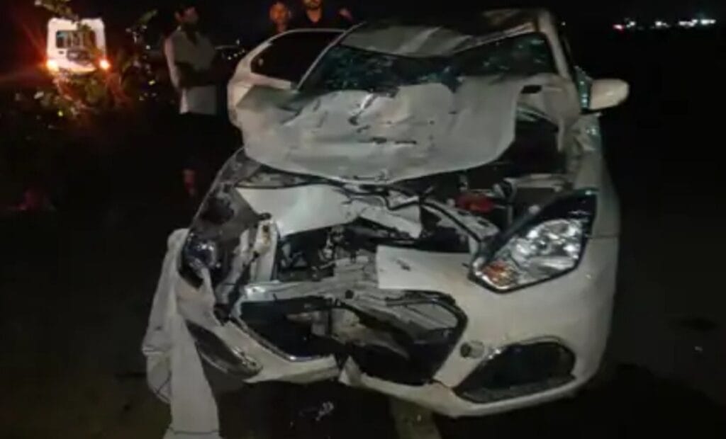 नर्मदापुरम में कार की टक्कर के बाद 10 फीट उछले बाइक सवार, तीन लोगों की मौत 1 Bike rider jumped 10 feet after collision with car in Narmadapuram, three people died, Accident, Narmadapuram, Kalluram News, Today Updates