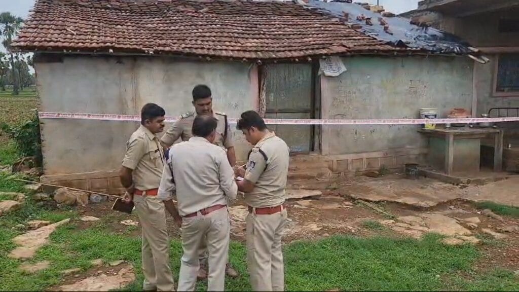 फंदे पर मिले पति-पत्नी और तीन बच्चों के शव, आलीराजपुर में परिजन ने जताई हत्या की आशंका 1 Dead bodies of husband, wife and three children found hanging, family members expressed fear of murder in Alirajpur, Crime, Alirajpur, Kalluram News, Today Updates