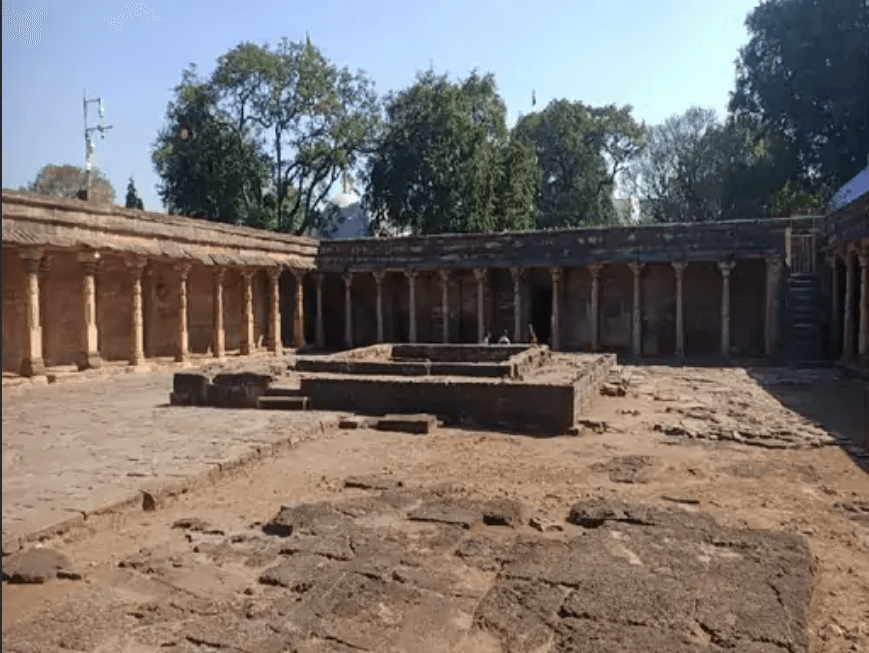 भोजशाला पर हाईकोर्ट में दो हजार पन्नों की रिपोर्ट पेश, हिंदू पक्ष का दावा- 94 से ज्यादा मूर्तियां और 30 सिक्के 1 Two thousand pages long report presented in High Court on Bhojshala, Hindu side claims - more than 94 idols and 30 coins, Dhar Bhojshala Survery Updates, Kalluram News, Dhar, Today Updates, MP News