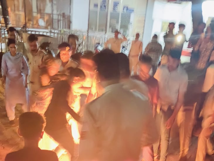 शादी के दिन पुलिस कस्टडी में दूल्हे की मौत के बाद हंगामा, गुना में दुल्हन ने खुद पर पेट्रोल डाला, चाची ने खुद को आग लगाई 1 Uproar after groom's death in police custody on wedding day, bride poured petrol on herself in Guna, aunt set herself on fire, Guna, Kalluram News, Today Updates, Crime