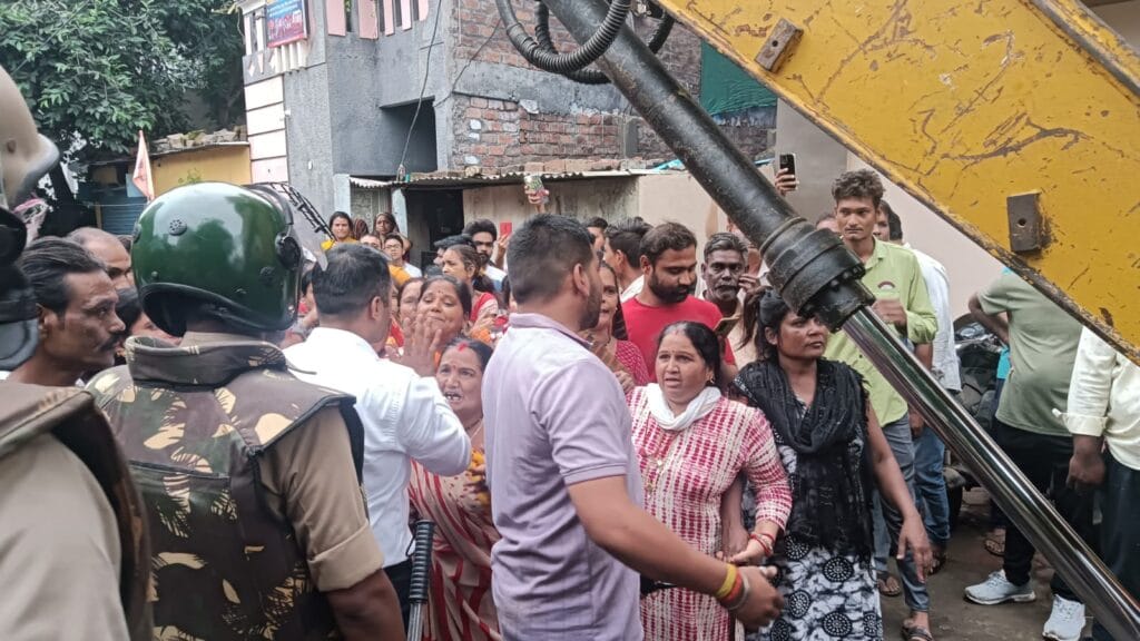 इंदौर में बारिश के बीच 15 अवैध घर ढहाए, निगमकर्मियों पर पथराव; अफसर बोले- बिल्डर की जमीन पर बने हैं 1 10 illegal houses demolished amid rain in Indore, stones pelted on corporation workers; Officer said – built on builder's land, Indore, MNC action Indore, Kalluram New, Today Updates, INdore News