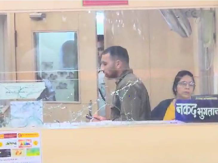 7 lakhs looted from Punjab National Bank in broad daylight in Indore, miscreant entered wearing mask and raincoat; He fired in the air and ran away after getting money filled in the bag by the cashier, Indore, Crime, Kalluram News, Indore News, Today Updates