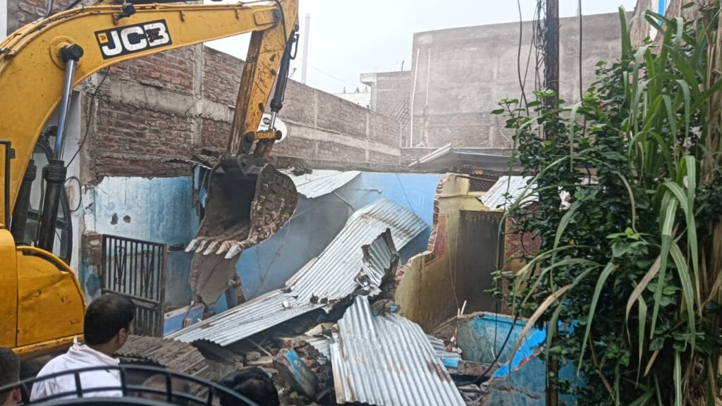इंदौर में बारिश के बीच 15 अवैध घर ढहाए, निगमकर्मियों पर पथराव; अफसर बोले- बिल्डर की जमीन पर बने हैं 2 10 illegal houses demolished amid rain in Indore, stones pelted on corporation workers; Officer said – built on builder's land, Indore, MNC action Indore, Kalluram New, Today Updates, INdore News