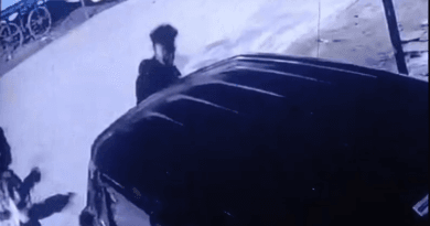 जबलपुर में बदमाशों का उत्पात, पत्थर मारकर 13 कारों के कांच फोड़े; लोगों ने रोका तो चाकू दिखाकर डराया 4 Miscreants created havoc in Jabalpur, broke glass of 13 cars by pelting stones; When people stopped me they threatened me with a knife, Jabalpur, Crime, Kalluram News, Today Updates