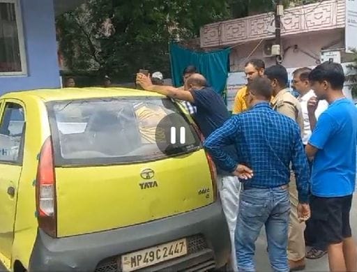 जबलपुर में कार में पत्थर मारकर नर्स की हत्या के बाद घर में सो गए थे आरोपी, 75 CCTV खंगालने के बाद पकड़ाए 2 In Jabalpur the accused slept in the house after killing a nurse by pelting stones at her car, caught after scanning 75 CCTVs, Jabalpur, Kalluram News, Today Updates, Crime, Nurse Murder Case