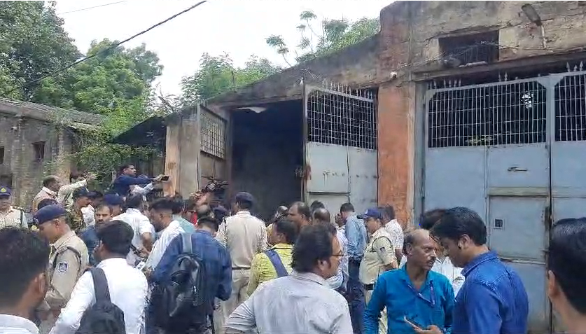 Blast in scrap warehouse in Jabalpur, employee killed; Warehouse owner arrested; Army's defused bombs were in the box, Jabalpur, Kalluram News, Today Updates, Blast in Scaap warehouse