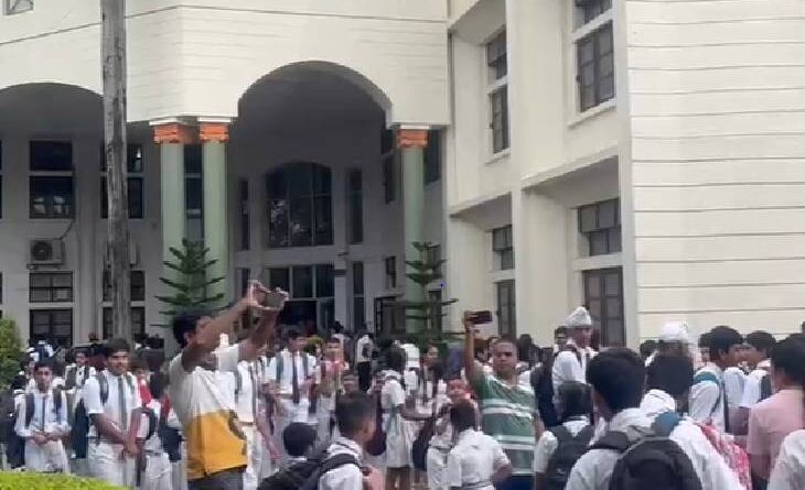 Arbitrariness of St. Aloysius School in Jabalpur, 300 children arrived 5 minutes late, stood for an hour; The family created a ruckus, Kalluram News, Today Updates, Jabalpur, Saint Aloysis School