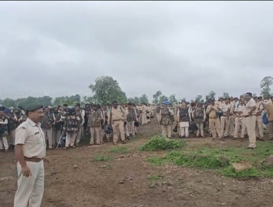 खंडवा में 7000 एकड़ जंगल पर कब्जा कर उगाई फसल ट्रैक्टर चलाकर रौंदी, वन विभाग 400 जवान रहे तैनात 2 In Khandwa, crops grown on 7000 acres of forest were captured and trampled by tractors, 400 forest department personnel were deployed, Khandwa, Kalluram News, Today Updates, Happening, Forest Department