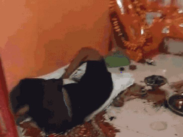 बदमाश ने मंदिर में चोरी की, नींद आई तो गादी बिछाकर गर्भगृह में सो गया; सुबह श्रद्धालुओं ने हाथ-पैर बांधकर पीटा 1 The scoundrel committed theft in the temple, when he fell asleep he laid down a mattress and slept in the sanctum sanctorum; In the morning the devotees tied their hands and feet and beat them, Shajapur, Kalluram News, Today Updates, MP News, Crime