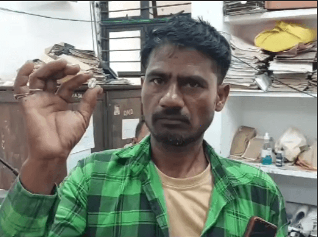 पन्ना में किसान को मिला एक करोड़ का हीरा, बोला- बच्चे की पढ़ाई पर करूंगा खर्च 1 Farmer found diamond worth one crore in Panna, said - will spend on child's education, Panna, Daimond found in Panna, Kalluram News, Today Updates, MP News
