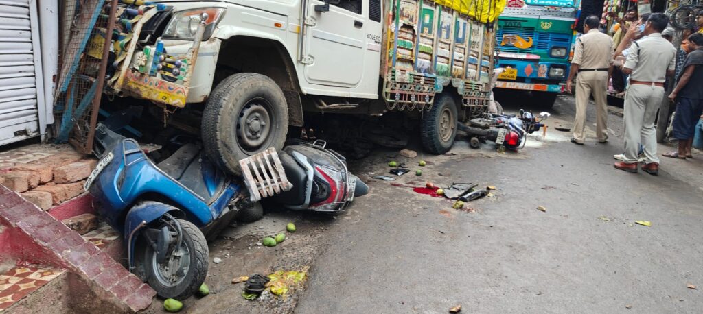 Uncontrollable truck crushes retired officer in Rajgarh, drags pickup after brake failure in the middle of the market; Seven bikes and cars were hit, Rajgarh, Kalluram News, Today Updates, Accident