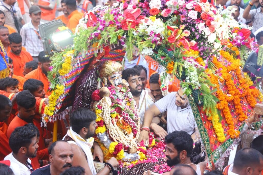बाबा महाकाल ने मनमहेश के रूप में दिए दर्शन, पहले साेमवार 2.25 लाख से ज्यादा श्रद्धालु पहुंचे 1 Baba Mahakal gave darshan in the form of Manmahesh, more than 2.25 lakh devotees arrived on the first Monday, Ujjain, mahakal Sawari, Kalluram News, Today Updates