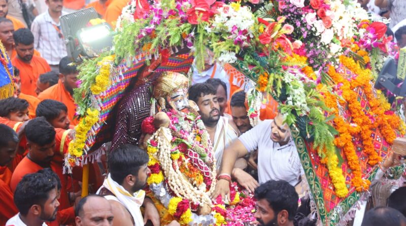 Baba Mahakal gave darshan in the form of Manmahesh, more than 2.25 lakh devotees arrived on the first Monday, Ujjain, mahakal Sawari, Kalluram News, Today Updates