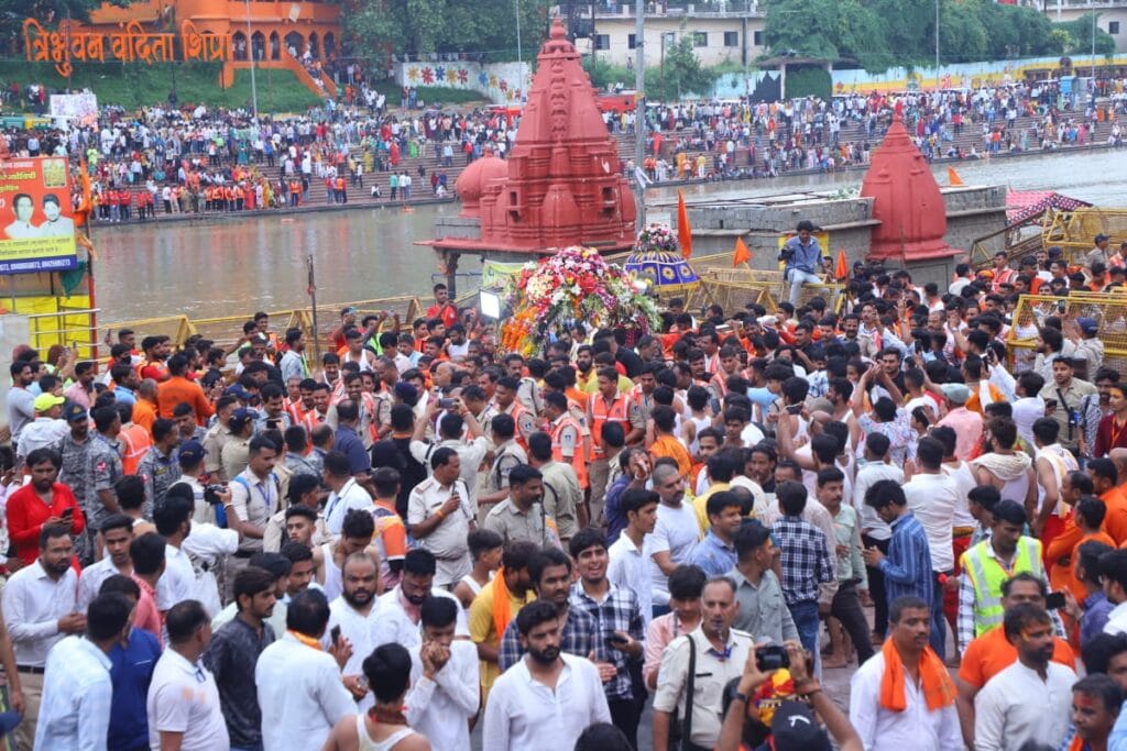बाबा महाकाल ने मनमहेश के रूप में दिए दर्शन, पहले साेमवार 2.25 लाख से ज्यादा श्रद्धालु पहुंचे 2 Baba Mahakal gave darshan in the form of Manmahesh, more than 2.25 lakh devotees arrived on the first Monday, Ujjain, mahakal Sawari, Kalluram News, Today Updates