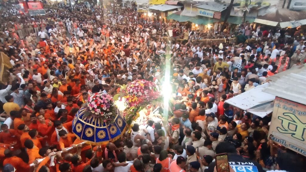 बाबा महाकाल ने मनमहेश के रूप में दिए दर्शन, पहले साेमवार 2.25 लाख से ज्यादा श्रद्धालु पहुंचे 3 Baba Mahakal gave darshan in the form of Manmahesh, more than 2.25 lakh devotees arrived on the first Monday, Ujjain, mahakal Sawari, Kalluram News, Today Updates