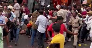 महाकाल की सवारी में भगदड़ जैसे हालात, बेरिेकेड्स हटाते ही गिरने लगे लोग 2 Stampede like situation in Mahakal ride, people started falling as soon as barricades were removed, Ujjain, Mahakal ki Sawari, Kalluram News, Today Updates