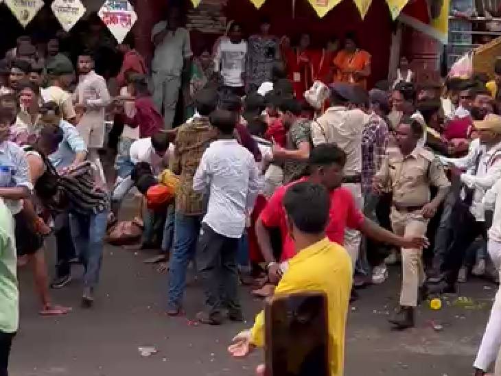 महाकाल की सवारी में भगदड़ जैसे हालात, बेरिेकेड्स हटाते ही गिरने लगे लोग 1 Stampede like situation in Mahakal ride, people started falling as soon as barricades were removed, Ujjain, Mahakal ki Sawari, Kalluram News, Today Updates
