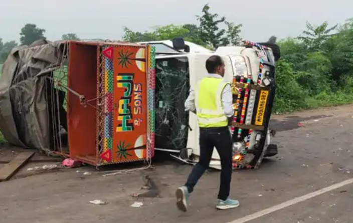 Truck hits police vehicle-pickup, 3 including Neemuch police driver killed; 7 seriously injured, Accident, Neemuch, Kalluram News, Today Updates, MP News