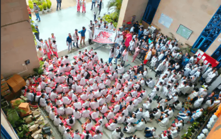 рд╣рд╛рдИрдХреЛрд░реНрдЯ рдХреА рджреЛ рдЯреВрдХ- рдкрд╣рд▓реЗ рд╣реЬрддрд╛рд▓ рдЦрддреНрдо рдХрд░реЗрдВ рдбреЙрдХреНрдЯрд░, рдлрд┐рд░ рдмрд╛рдд рдХрд░реЗрдВрдЧреЗ, рдЬрд╛рди рдЬрд╛ рд░рд╣реА рд╣реЛрдЧреА, рддреЛ рдХреНрдпрд╛ рджреЛ рджрд┐рди рдмрд╛рдж рджрд╡рд╛рдИ рджреЗрдВрдЧреЗ?┬а 6 High Court bluntly - First doctors should end the strike, then we will talk, if life is going on, will they give medicine after two days?, MP News, Today Updates, Kalluram News, Junior Doctors Strike Updates, Junior Doctors Strike Second Day, MP High Court