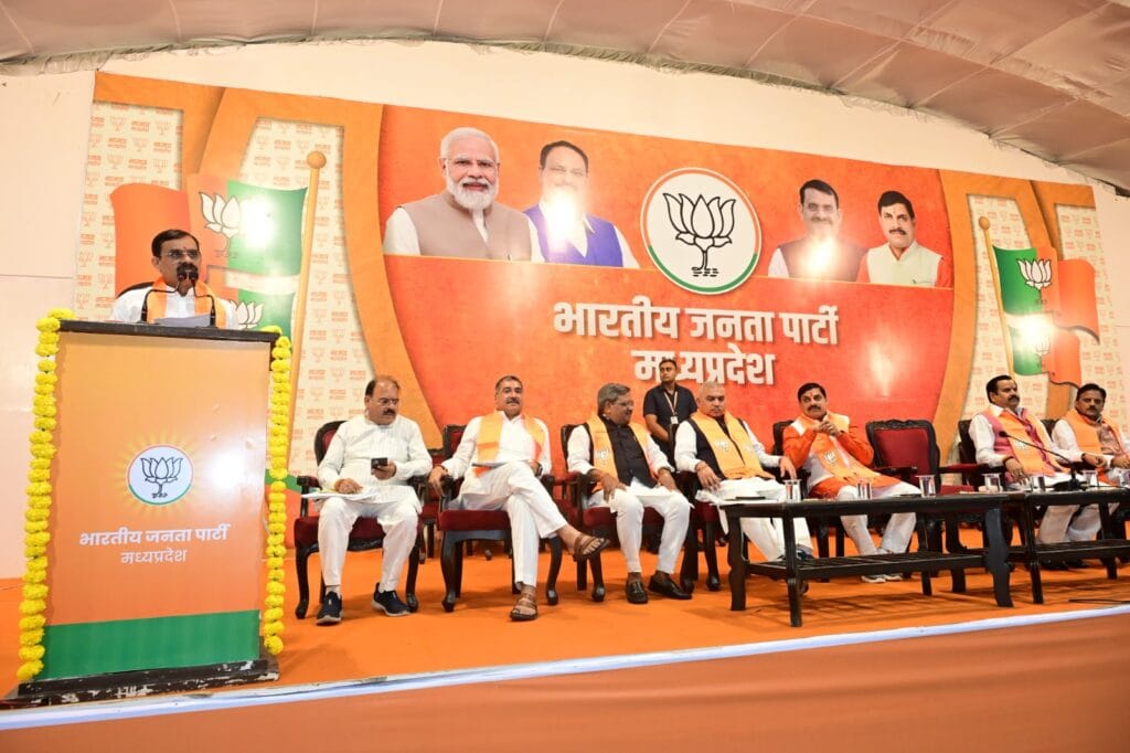 MP में डेढ़ करोड़ घरों पर फहराएगी भाजपा, वीडी शर्मा बोले- सेल्फी भी सोशल मीडिया पर डालें; 11 अगस्त से तिरंगा यात्रा 1 BJP will hoist flags on 1.5 crore houses in MP, VD Sharma said - will hold meetings from ward to panchas; Tricolor Yatra from 11th August, MP BJP, Kalluram News, Today Updates, VD Sharma