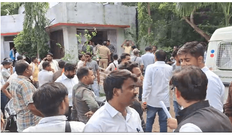 छतरपुर पत्थरबाजी का मुख्य आरोपी शहजाद गिरफ्तार, सरेंडर करने कोर्ट जा रहा था, पुलिस ने पहले ही दबोचा 2 Chhatarpur Stone pelting Main Accused Shahzad Ali Arrested