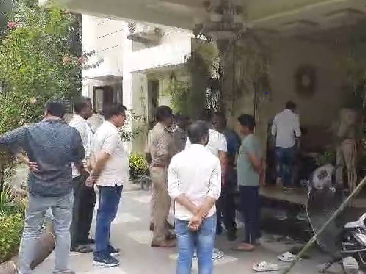 व्यापारी दंपती को बंधक बनाकर 20 तोला सोना, ज्वेलरी ले गए डकैत, ग्रिल तोड़कर घुसे 7 नकाबपोश; चड्डी-बनियान गैंग पर शक 2 Dacoits took a businessman couple hostage and took away 20 tola gold and jewellery, 7 masked men entered by breaking the grill; Doubt on panty-vest gang, Pandhurna, Kalluram News, Crime, Dacaoit, Today Updates, MP News, Chhindwara