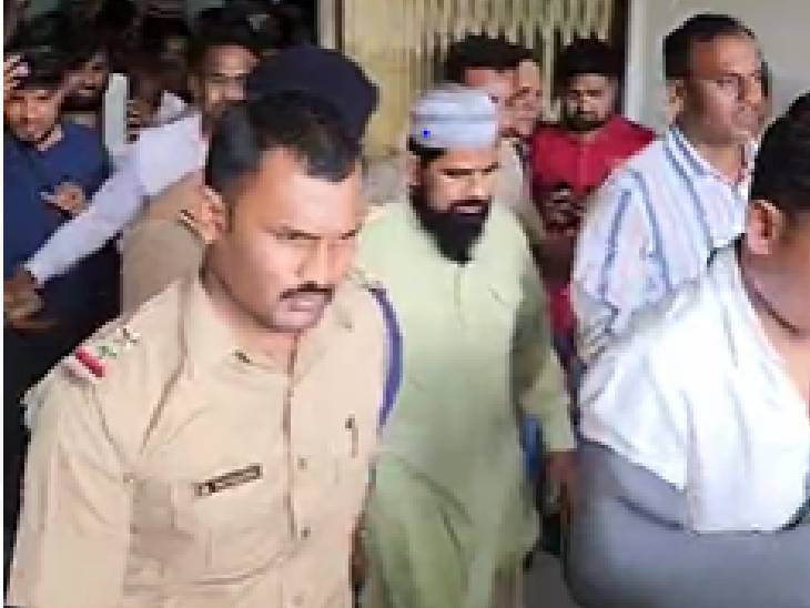 छतरपुर पत्थरबाजी का मुख्य आरोपी शहजाद गिरफ्तार, सरेंडर करने कोर्ट जा रहा था, पुलिस ने पहले ही दबोचा 1 Chhatarpur Stone pelting Main Accused Shahzad Ali Arrested