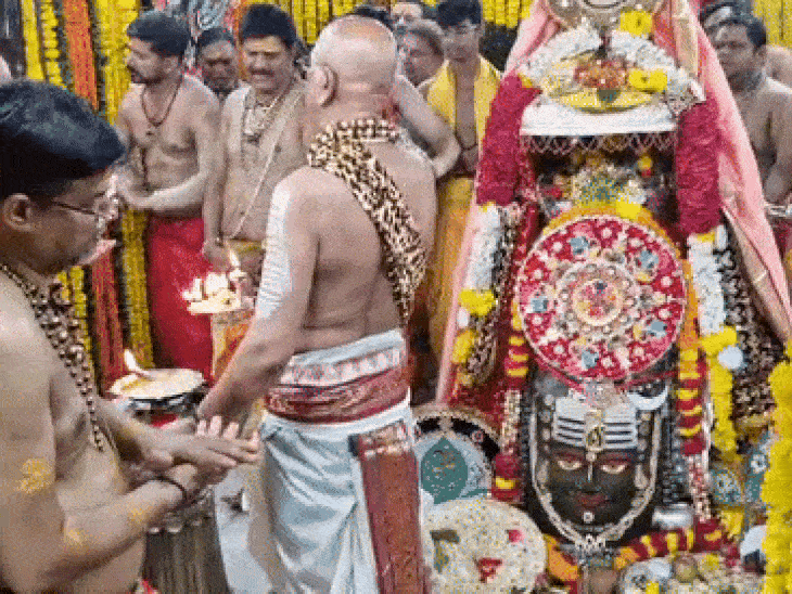 महाकाल को अर्पित की राखी, सवा लाख लड्डुओं का भोग लगाया; जबलपुर में 81 फीट ऊंचे मंदिर में विशेष पूजा 1 Rakhi was offered to Mahakal, 1.25 lakh laddus were offered; Special puja in 81 feet high temple in Jabalpur, Ujjain, Kalluram News, Today Updates, oday Is The Fifth And Last Monday Of Shravan, Rakhi Tied To Mahakaal, MP News