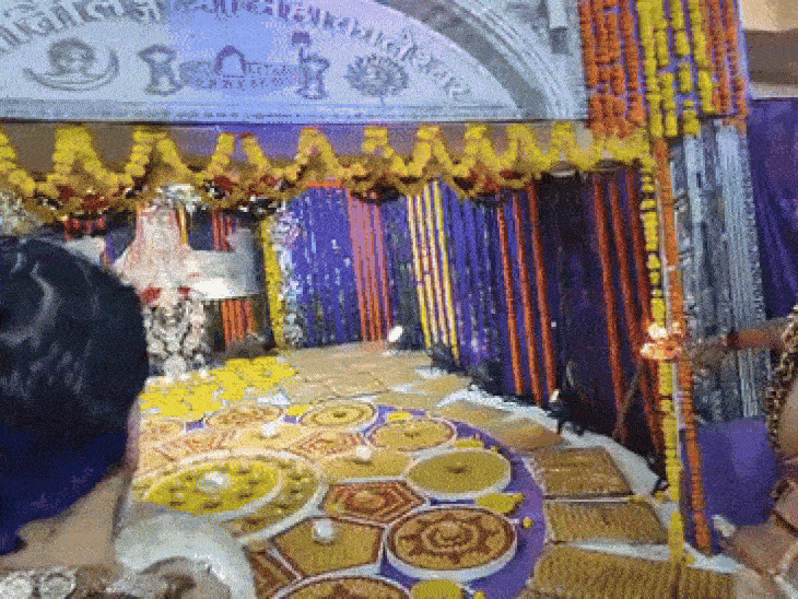 महाकाल को अर्पित की राखी, सवा लाख लड्डुओं का भोग लगाया; जबलपुर में 81 फीट ऊंचे मंदिर में विशेष पूजा 2 Rakhi was offered to Mahakal, 1.25 lakh laddus were offered; Special puja in 81 feet high temple in Jabalpur, Ujjain, Kalluram News, Today Updates, oday Is The Fifth And Last Monday Of Shravan, Rakhi Tied To Mahakaal, MP News